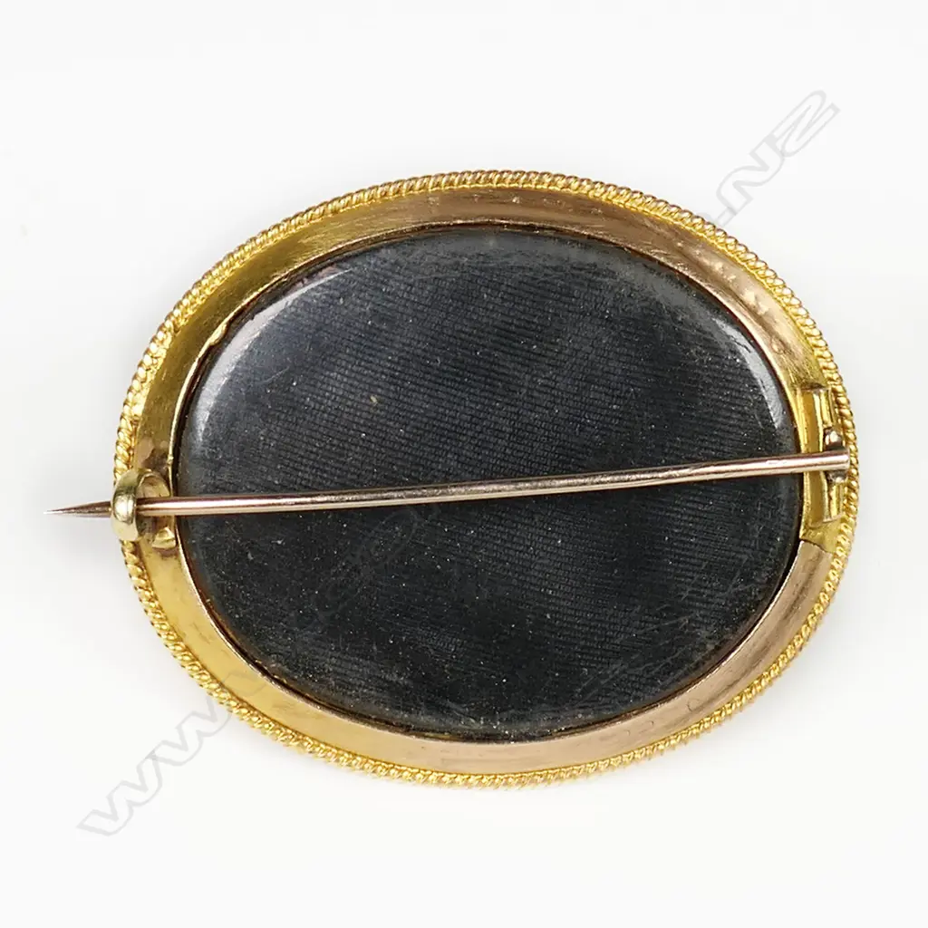 A stylish Victorian 15ct to 18ct gilded gold pearl and diamond set brooch, Image 1++