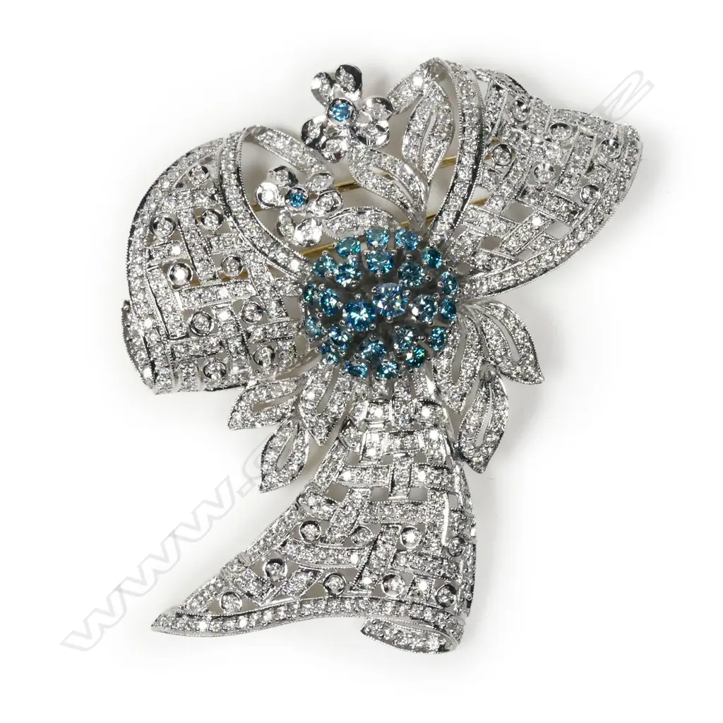 A 10ct gold and diamond brooch, Image 1++