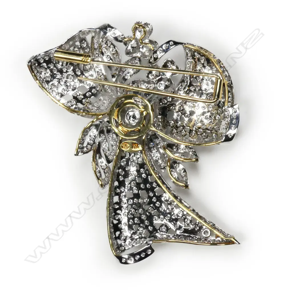 A 10ct gold and diamond brooch, Image 1++