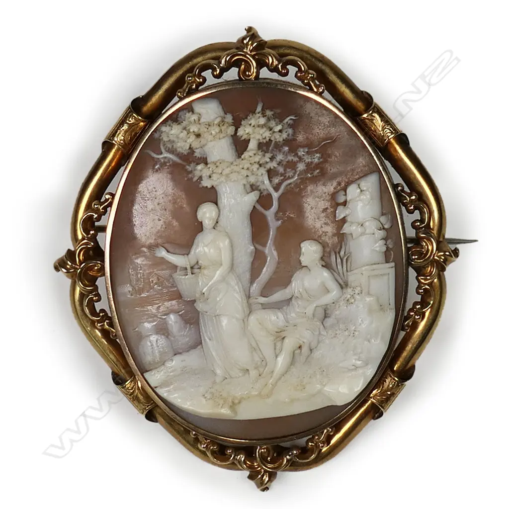 A Victorian 9ct gold and cameo brooch, Image 1++