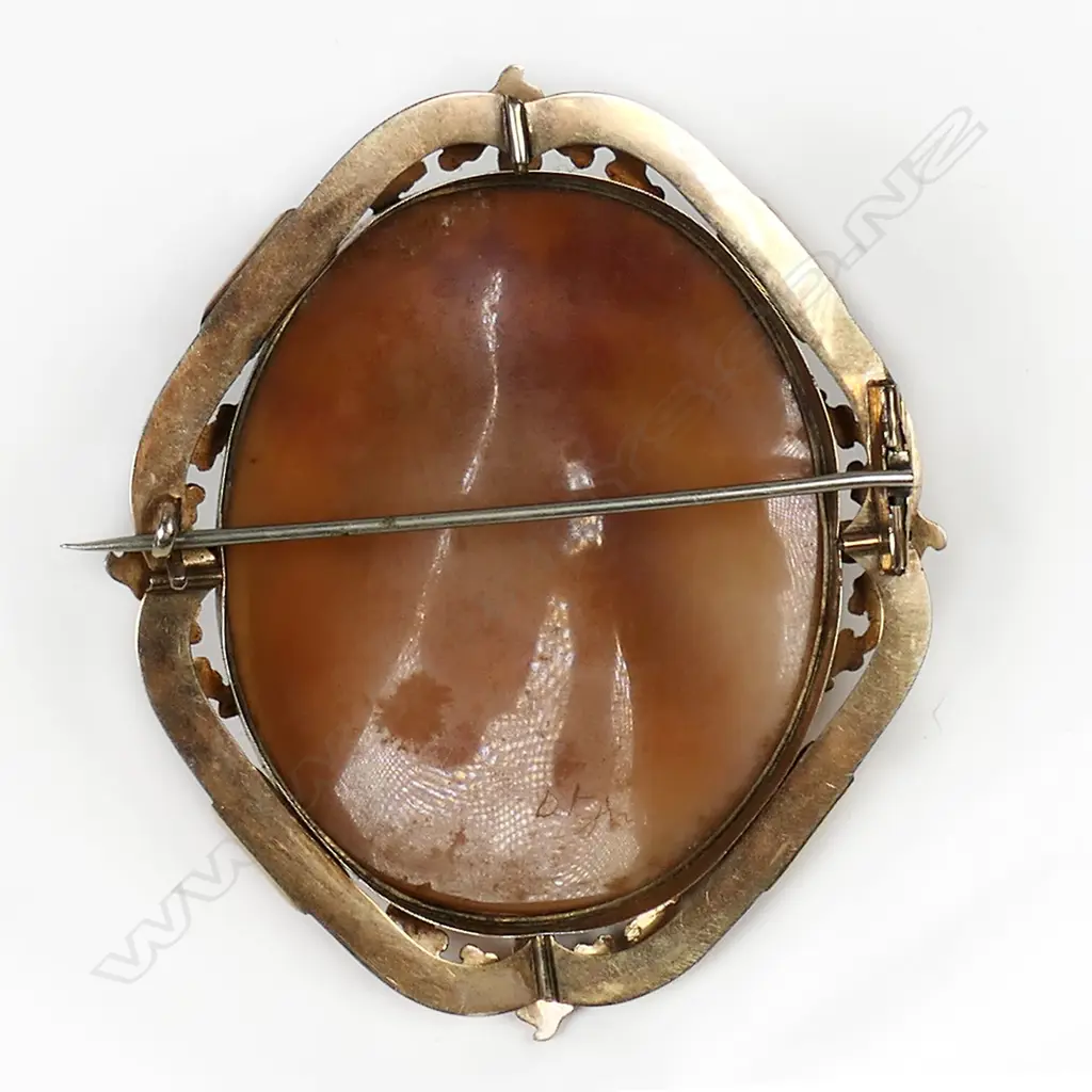 A Victorian 9ct gold and cameo brooch, Image 1++