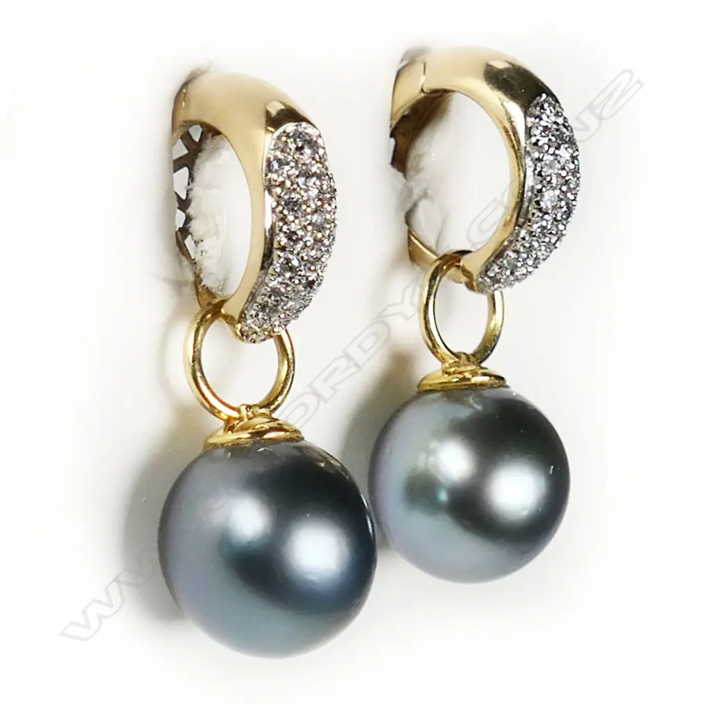 A pair of large South Seas cultured pearl gold and diamond earrings, Image 1++