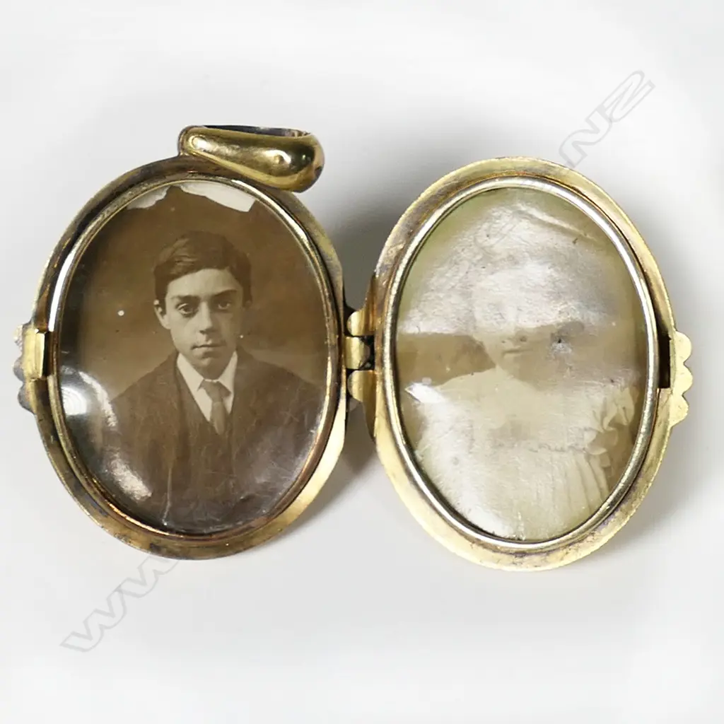A 15ct gold locket Eternal Love, Image 1++