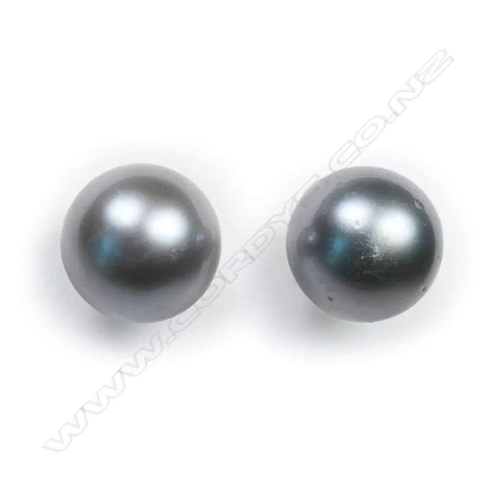A 9ct gold and black pearl necklace and earrings set, Image 1++