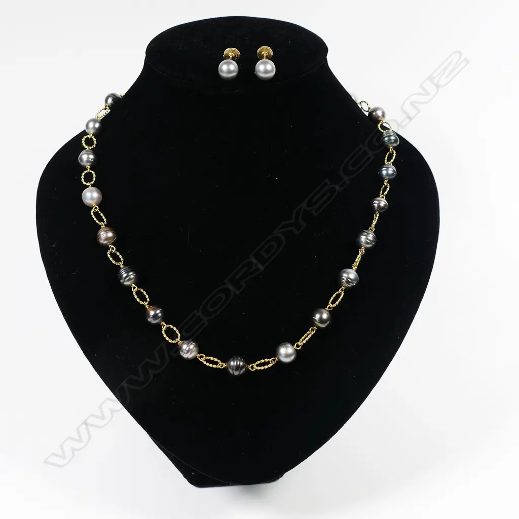 A 9ct gold and black pearl necklace and earrings set, Image 1++