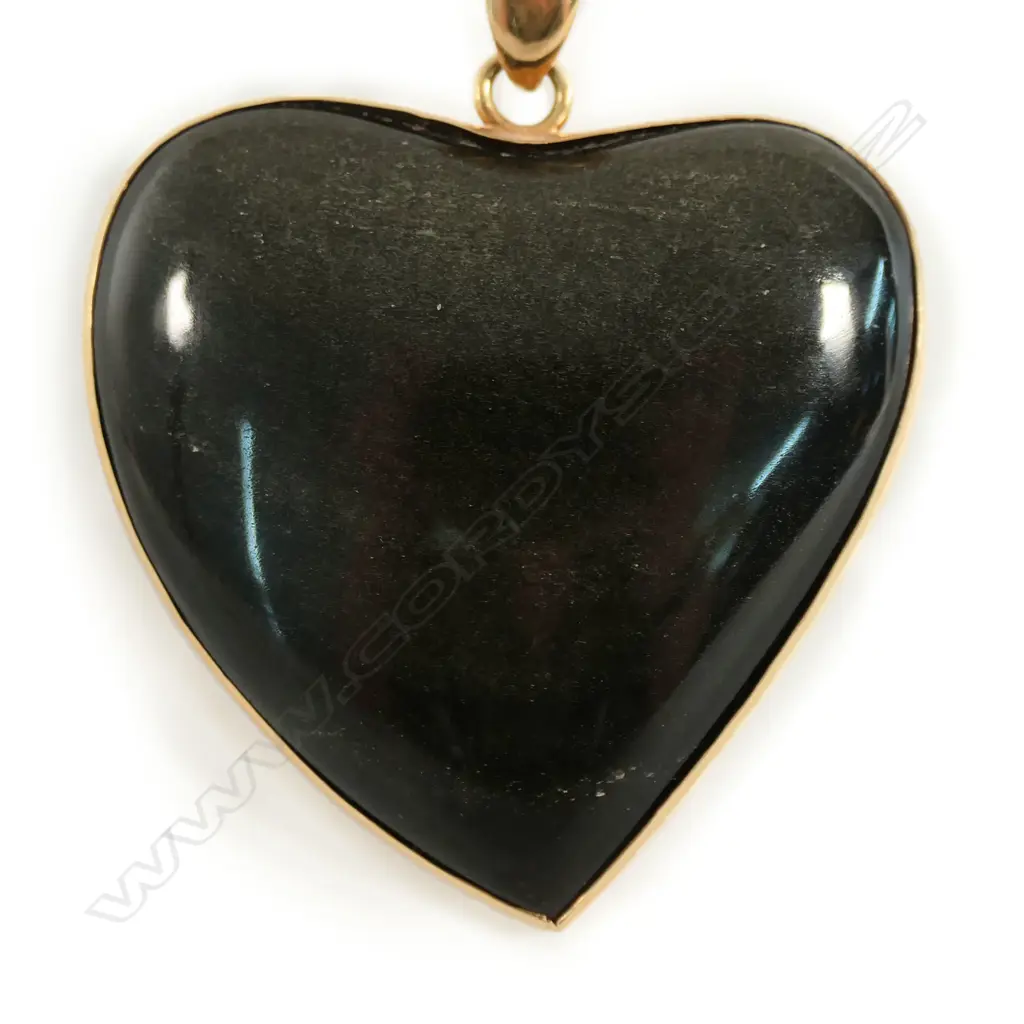 An 18ct gold and obsidian heart necklace, Image 1++