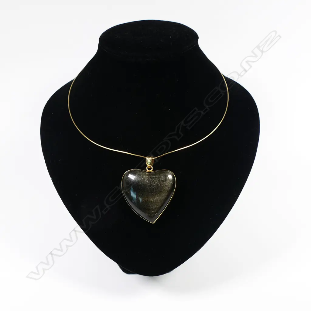 An 18ct gold and obsidian heart necklace, Image 1++
