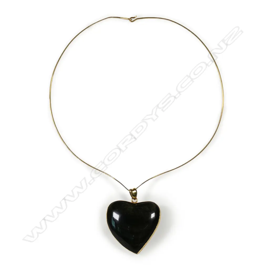 An 18ct gold and obsidian heart necklace, Image 1++