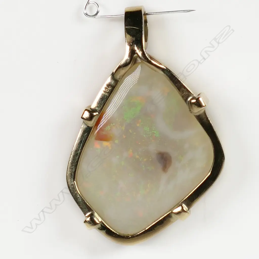 A large opal and 9ct yellow gold framed pendant, Image 1++