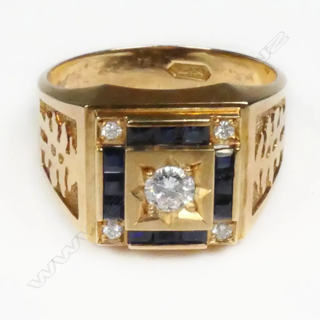 A 14ct gold diamond and sapphire gent's ring, Image 1++