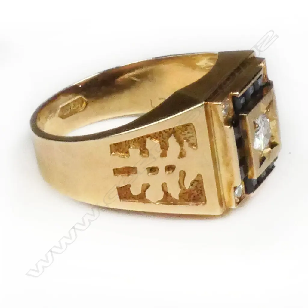 A 14ct gold diamond and sapphire gent's ring, Image 1++