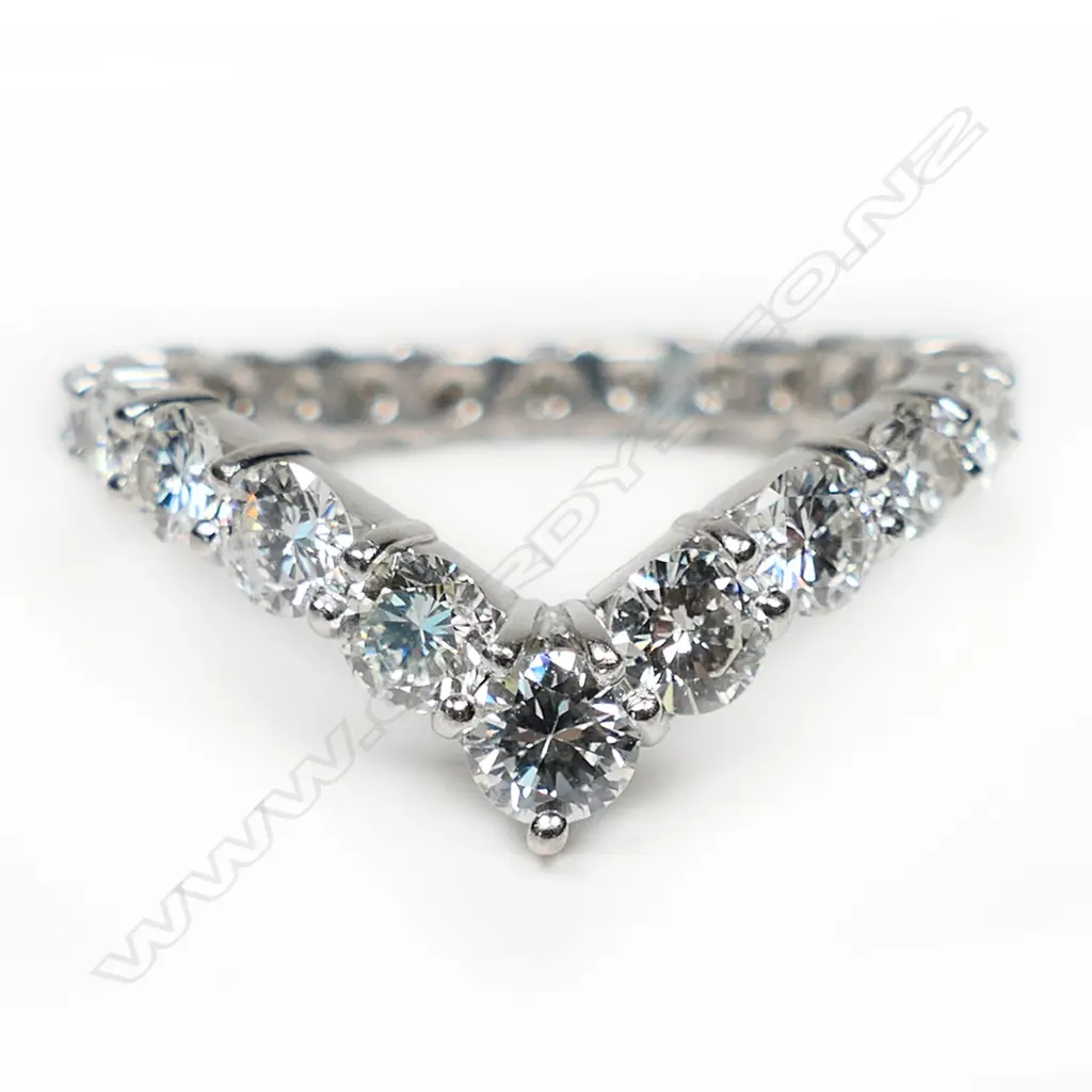 An 18ct white gold and diamond ring, Image 1++