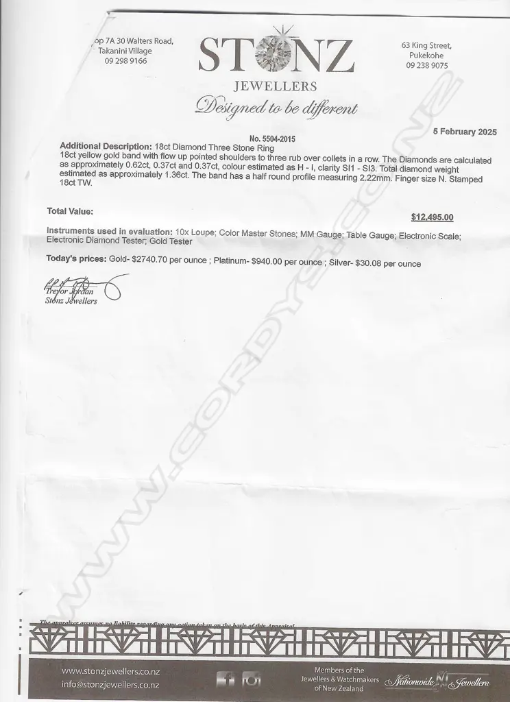 An 18ct gold and three stone diamond ring, Image 1++