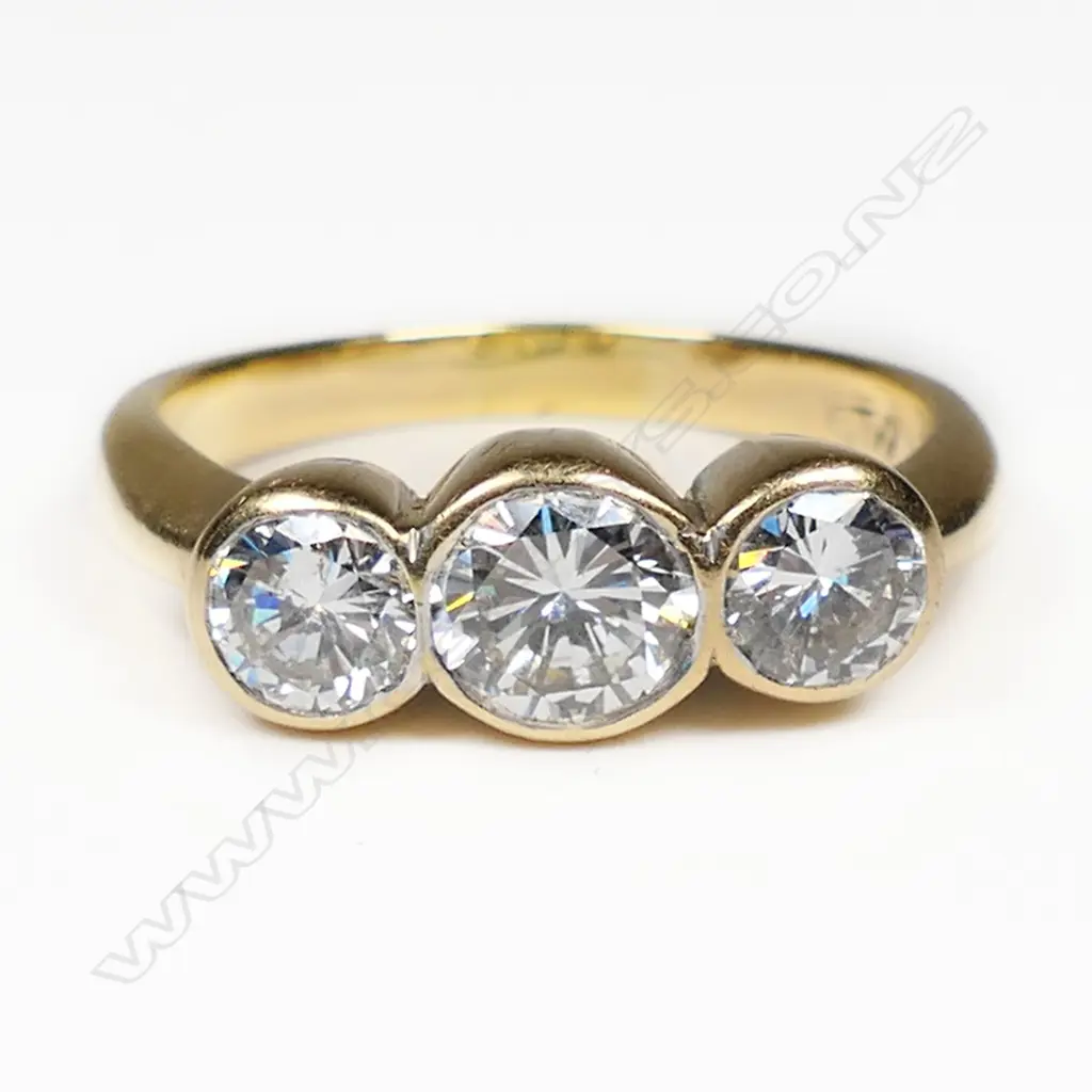 An 18ct gold and three stone diamond ring, Image 1++