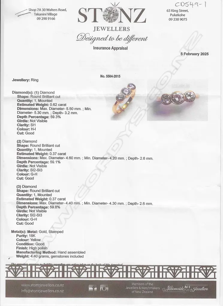 An 18ct gold and three stone diamond ring, Image 1++