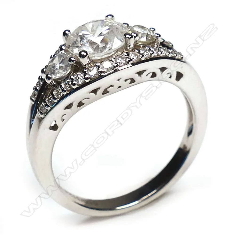 A 14ct white gold and diamond trilogy ring, Image 1++