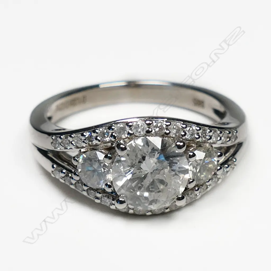 A 14ct white gold and diamond trilogy ring, Image 1++
