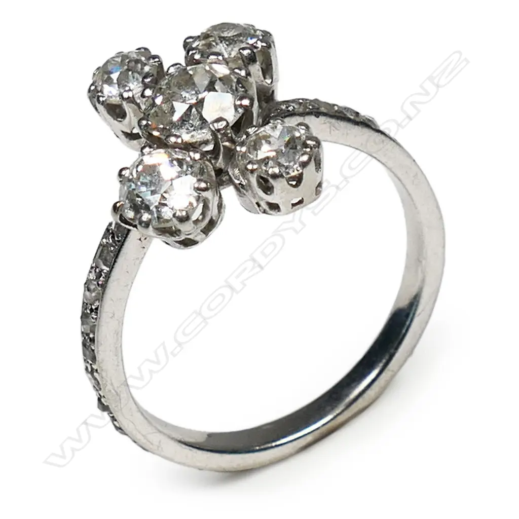 An estate 18ct white gold and platinum diamond ring, Image 1++