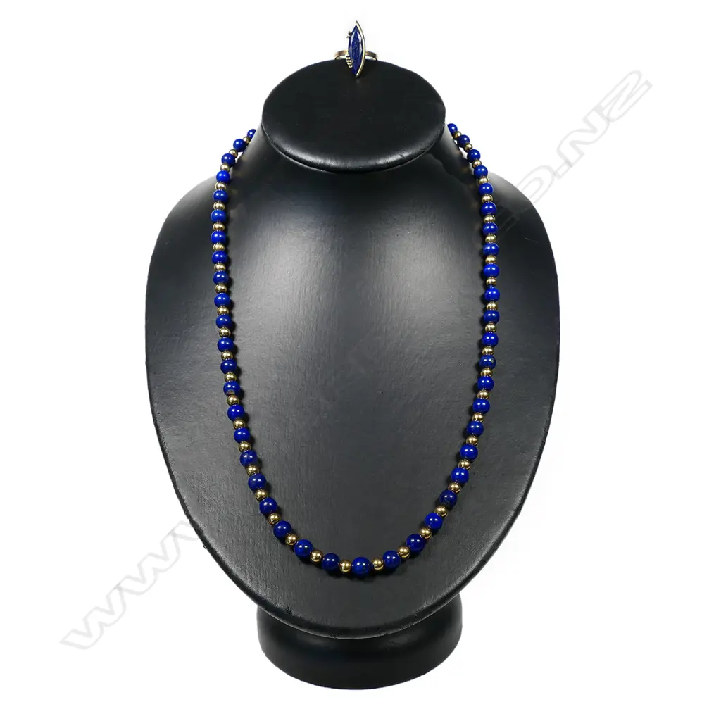 An 18ct gold lapis lazuli ring and necklace, Image 1++