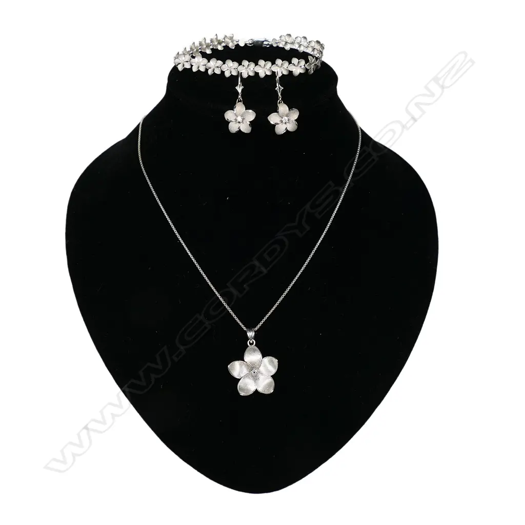 A white gold and diamond floral design jewellery suite', Image 1++