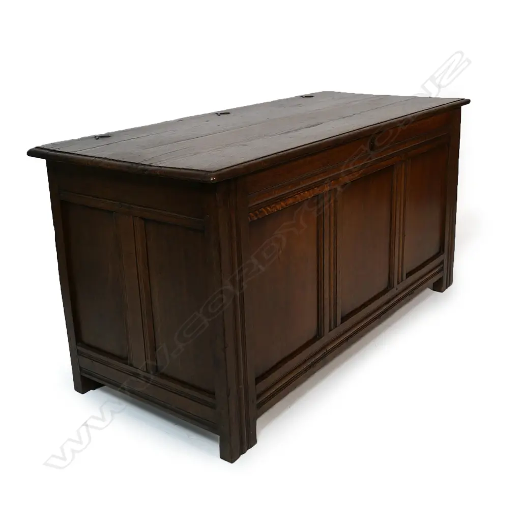 A George III oak coffer, Image 1++