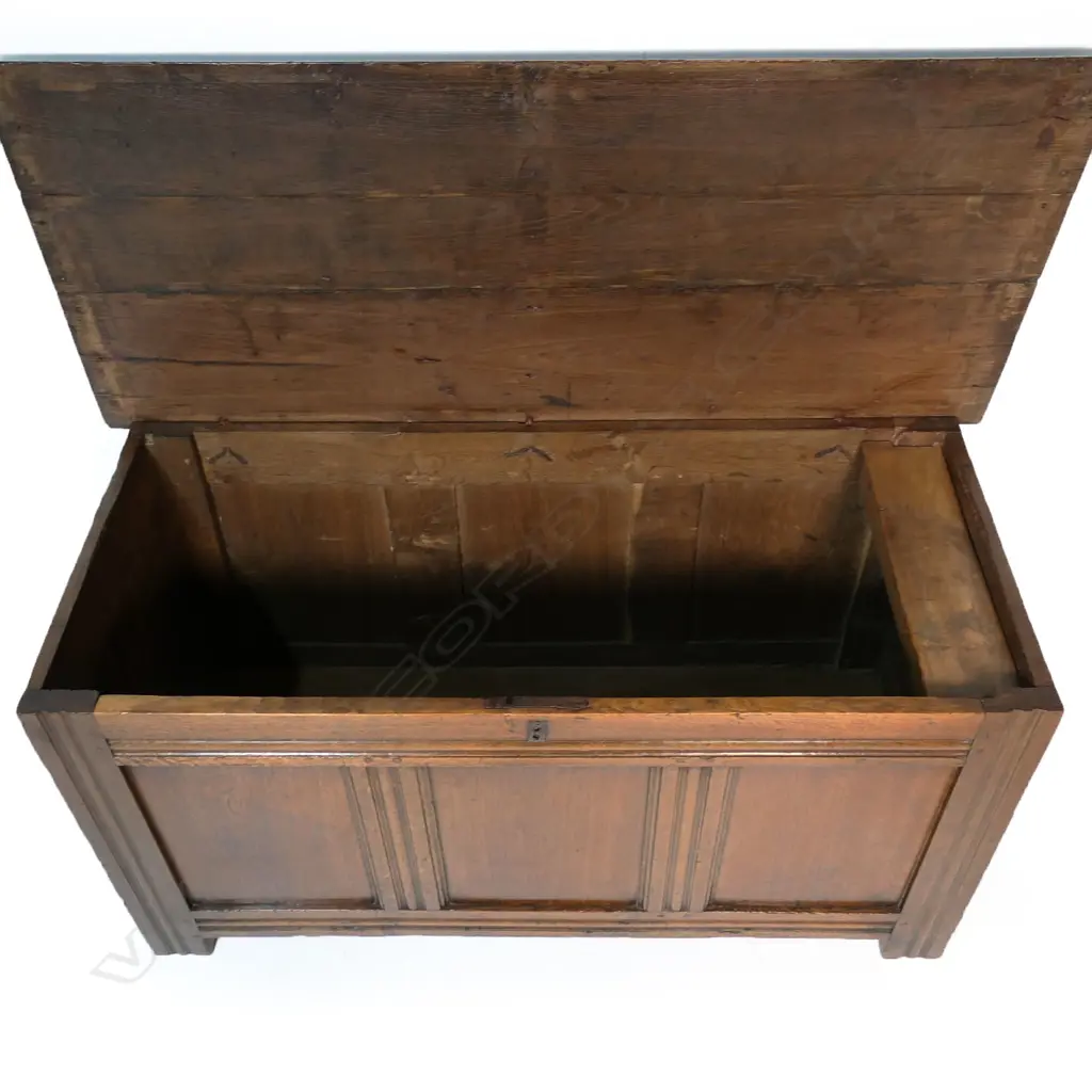 A George III oak coffer, Image 1++