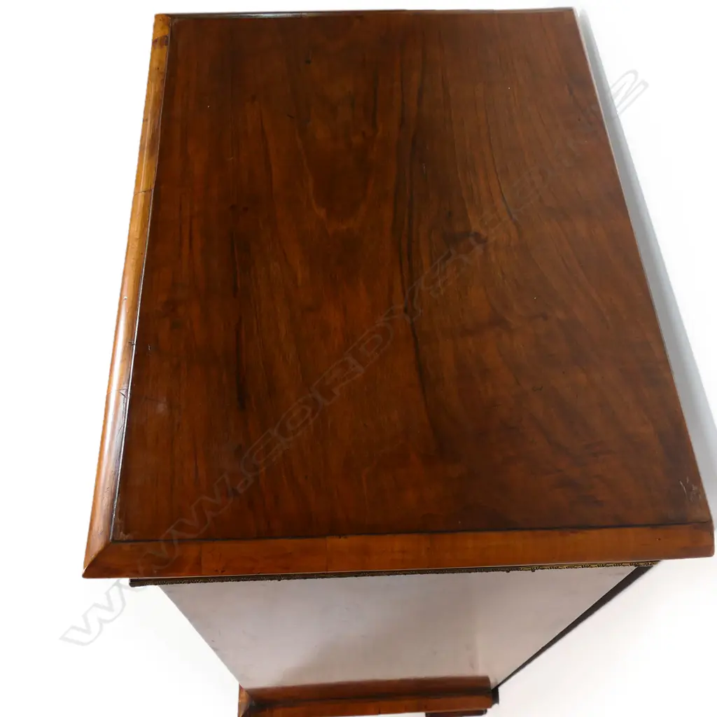 A Victorian walnut pier cabinet, Image 1++