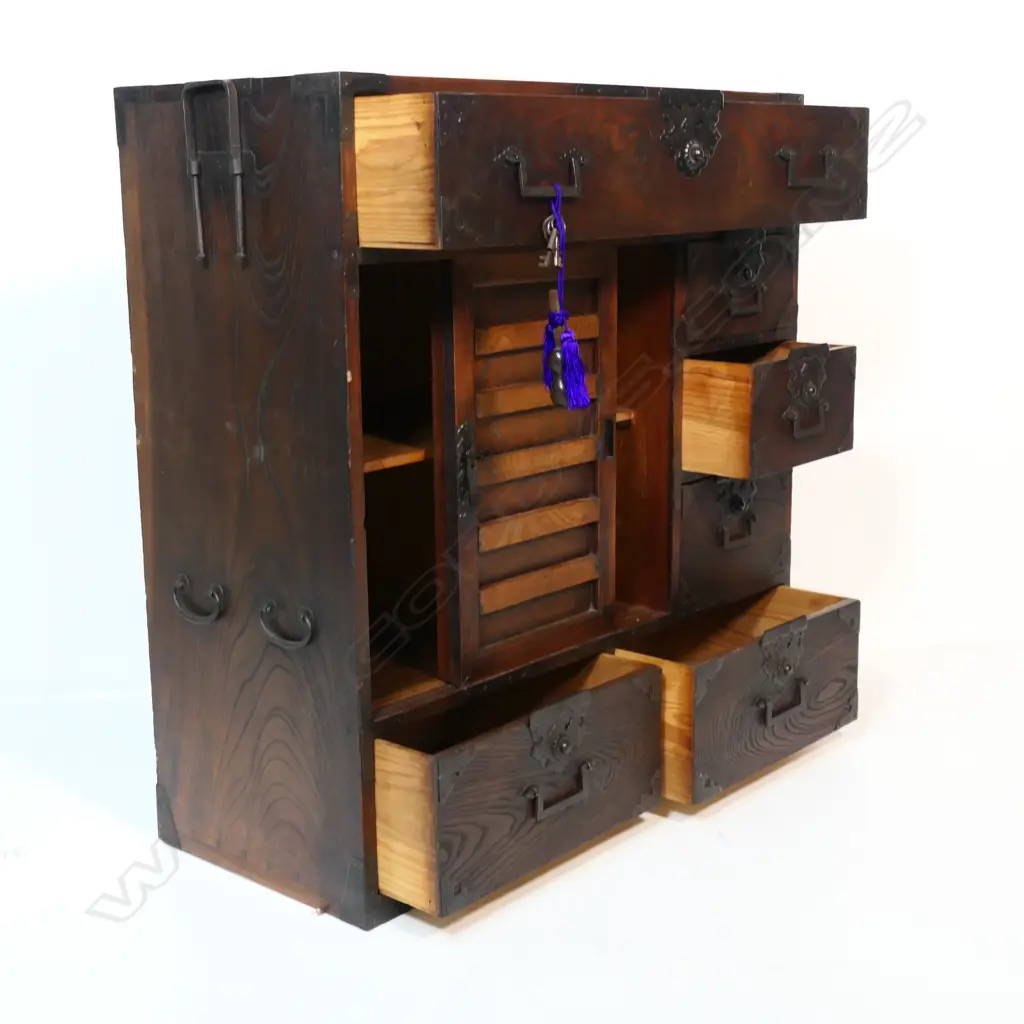 A good late Edo period Japanese keyaki wood shop chest, Image 1++