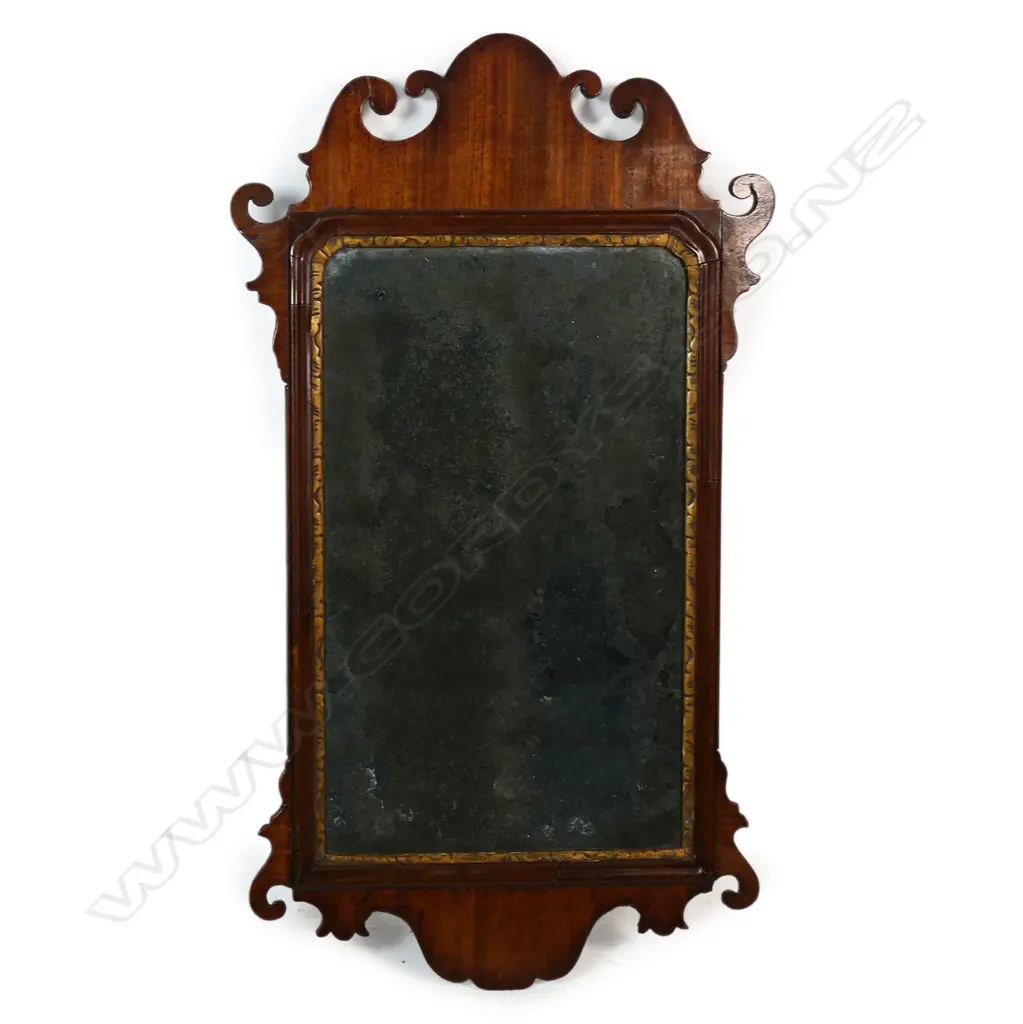 An 18thC George lll parcel-gilt mahogany wall mirror, Image 1++