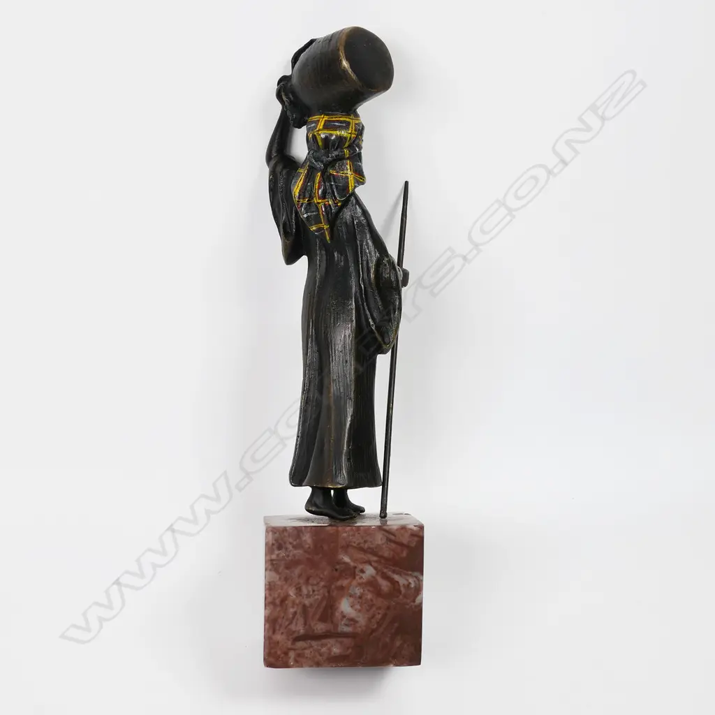 A cast bronze figure of an Arabic water carrier - in the manner of Franz Xaver Bergmann. H.190mm, Image 1++