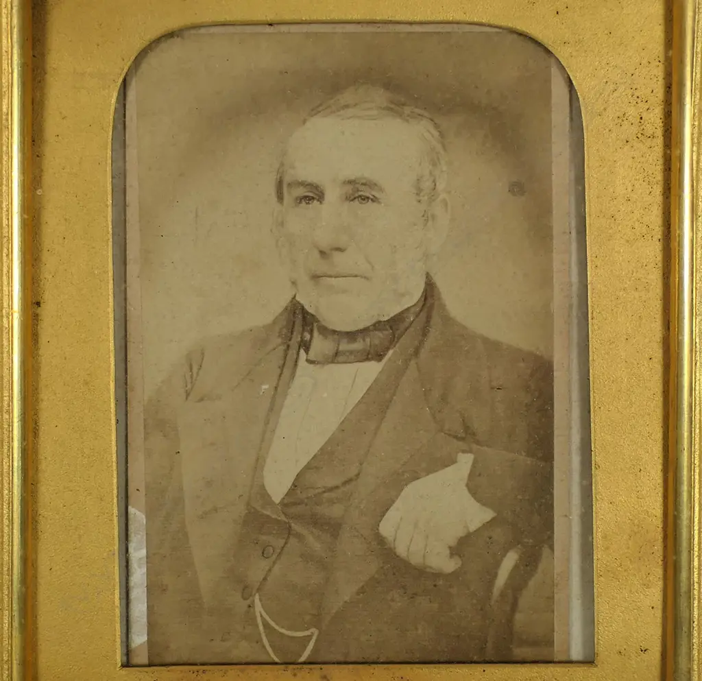 A19thC fancy gilt framed early photo of a gent - the elaborate gilt frame within a mahogany frame under glass with golden brown velvet lining. 220 x190mm, Image 1++