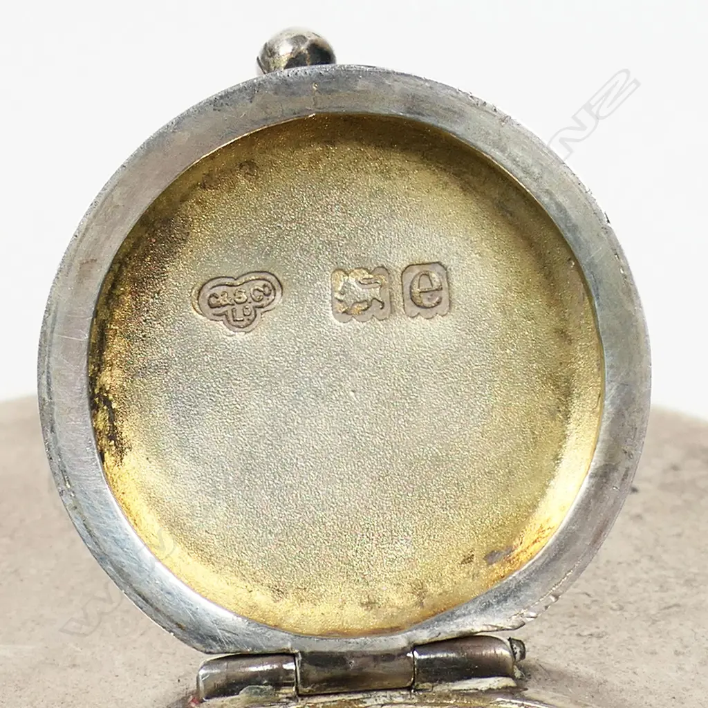 An historic Boer War presentation silver mounted horses hoof inkwell - the applied silver shield presentation engraved with multiple names including Lt. Col. F.C. Bethune Major, Major R.L.Walter and 31 other names. The silver top with missing attachment and small lidded inkwell above an applied silver mount modelled and engraved as horses hair. Silver horse shoe to the base. Image 1++