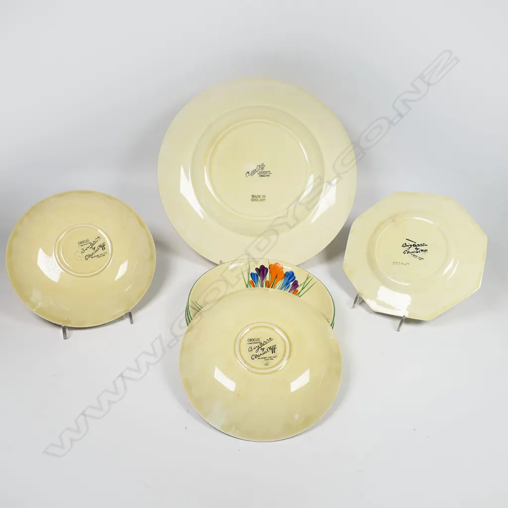 Eight Clarice Cliff Crocus pattern plates - includes a circular plate. Dia 227mm. Plus an octagonal small plate and a set of six saucer dishes Dia.145mm. Image 1++