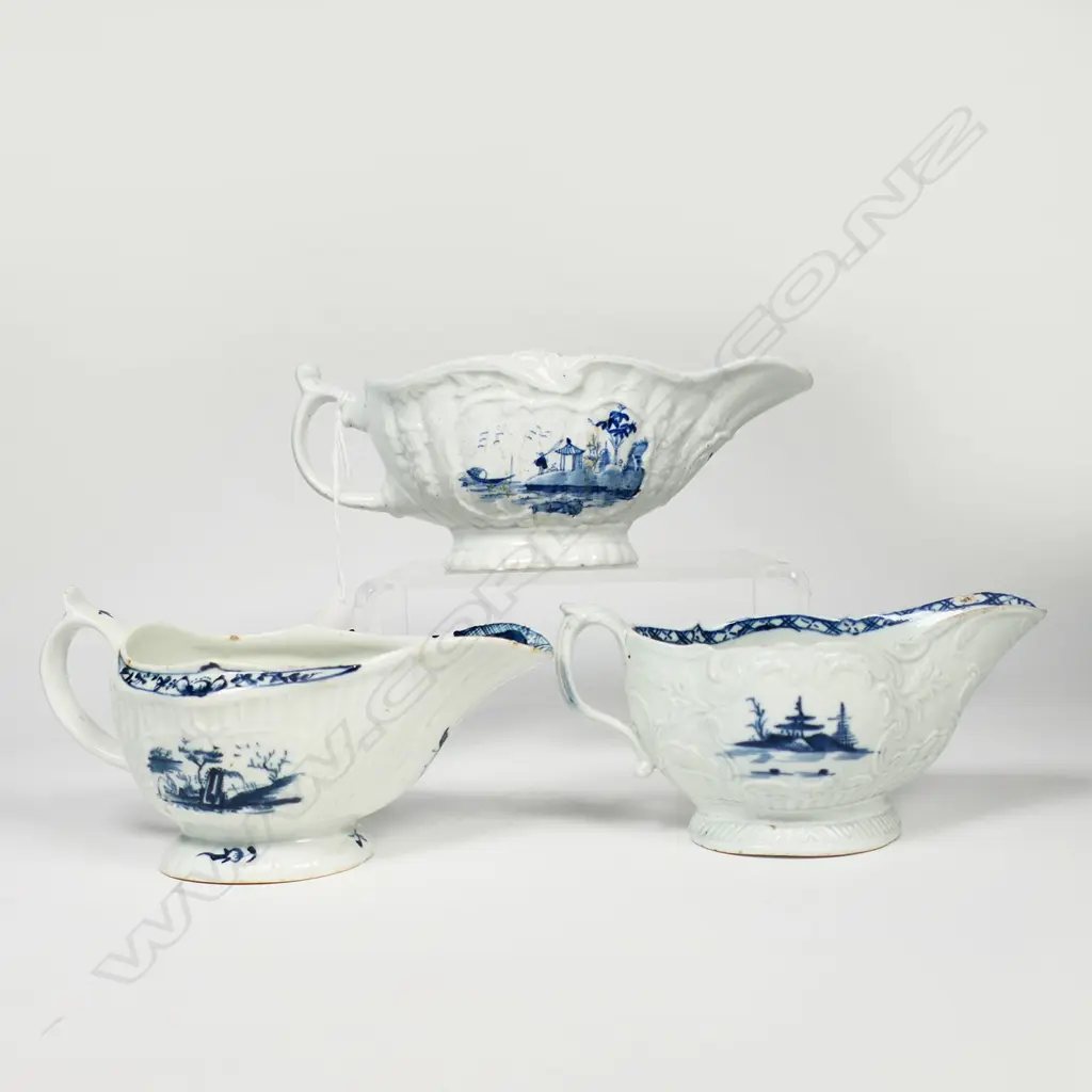 Four George III blue and white pottery pieces: Image 1++