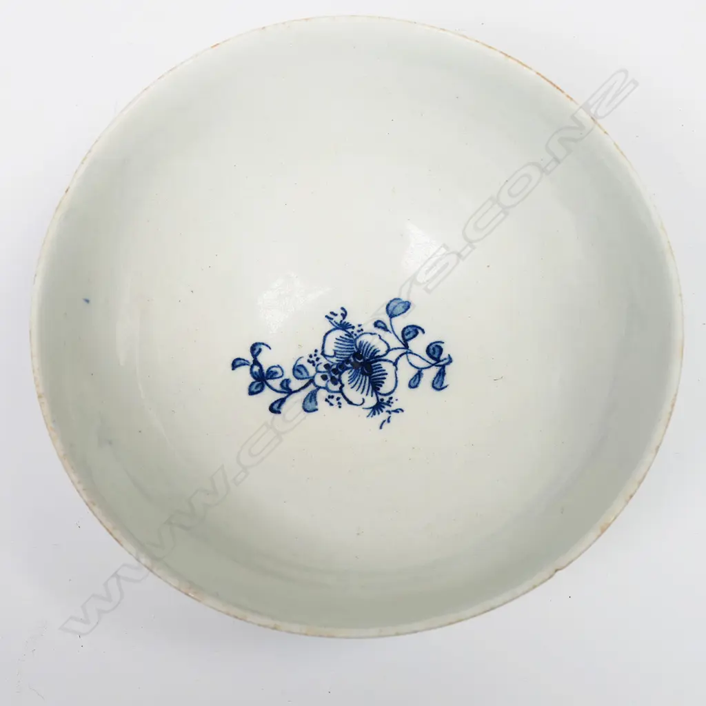 Four George III blue and white pottery pieces: Image 1++