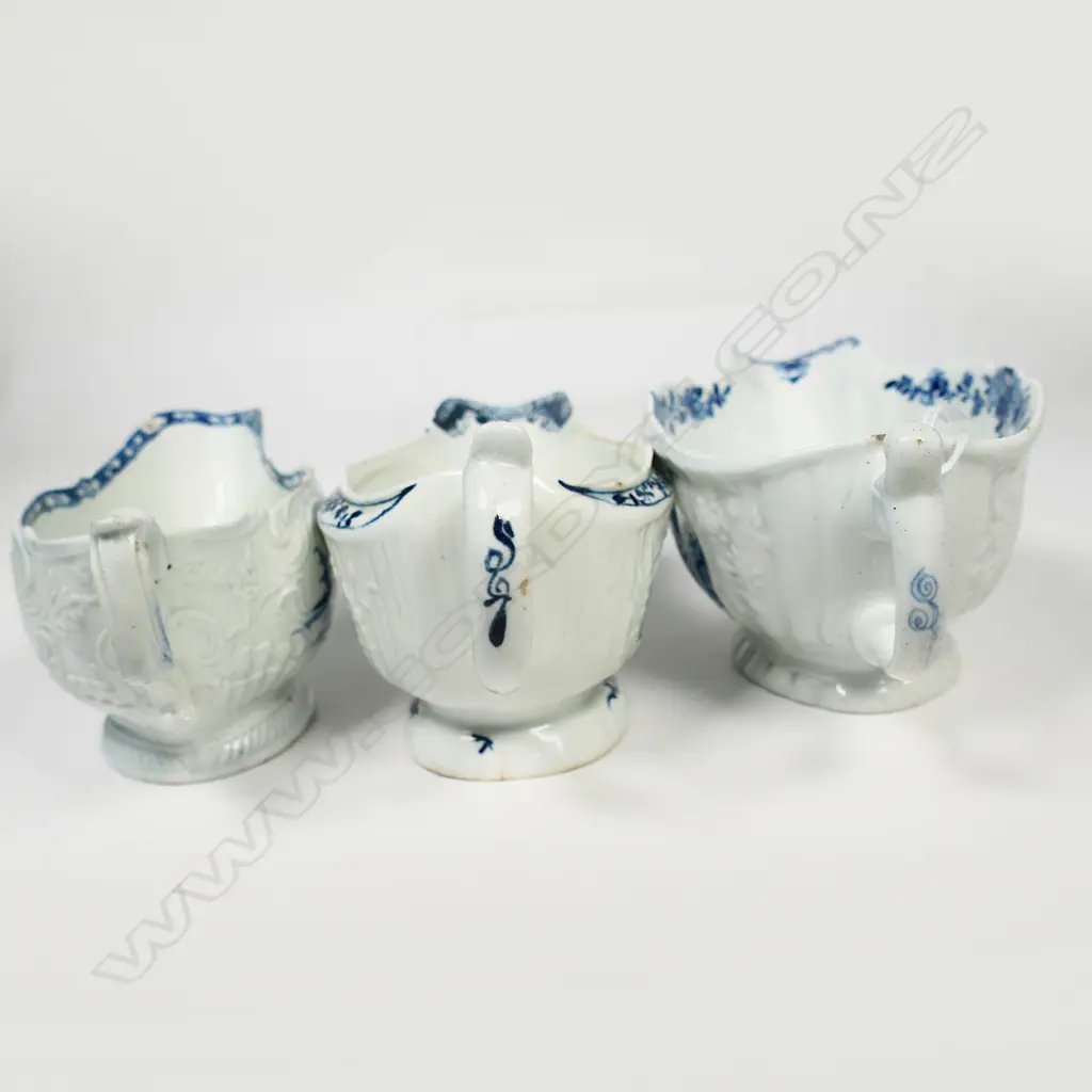 Four George III blue and white pottery pieces: Image 1++