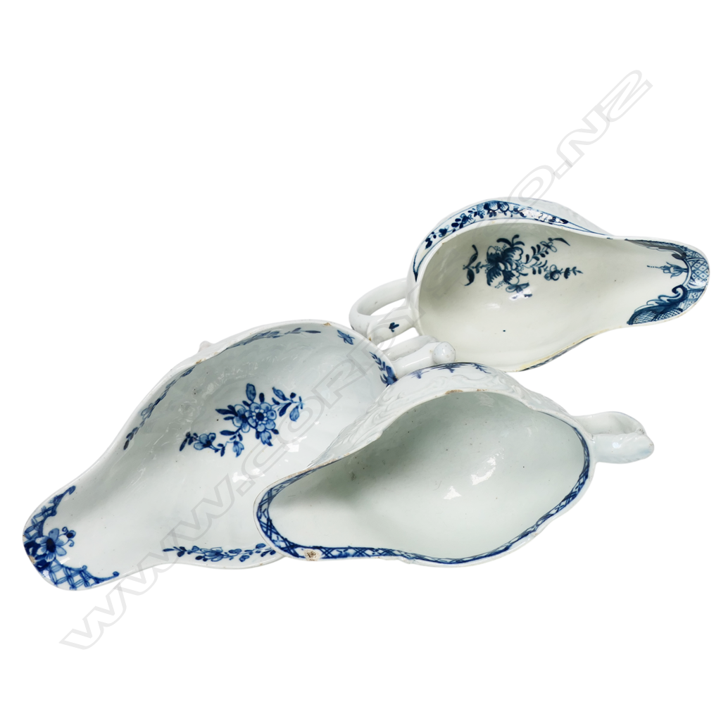 Four George III blue and white pottery pieces: Image 1++