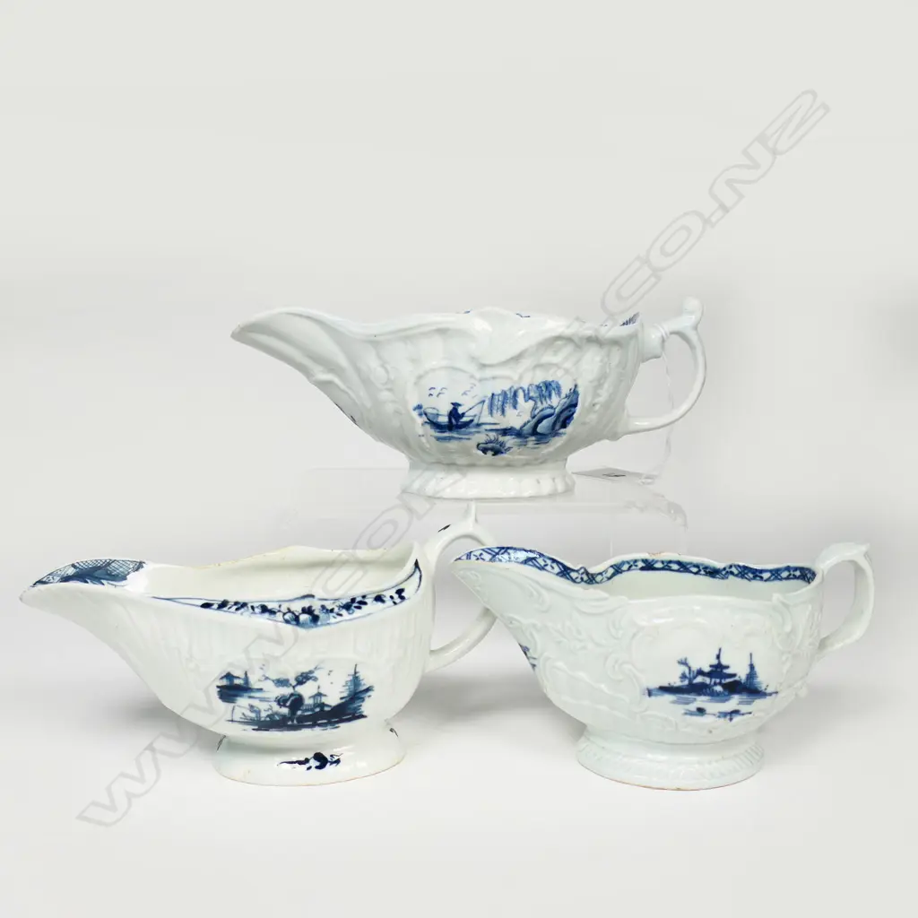 Four George III blue and white pottery pieces: Image 1++