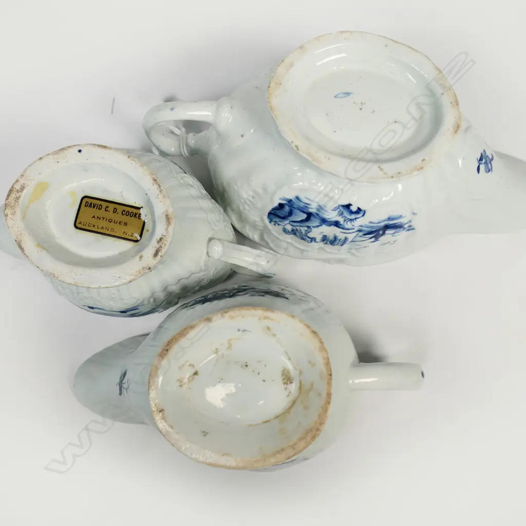 Four George III blue and white pottery pieces: Image 1++