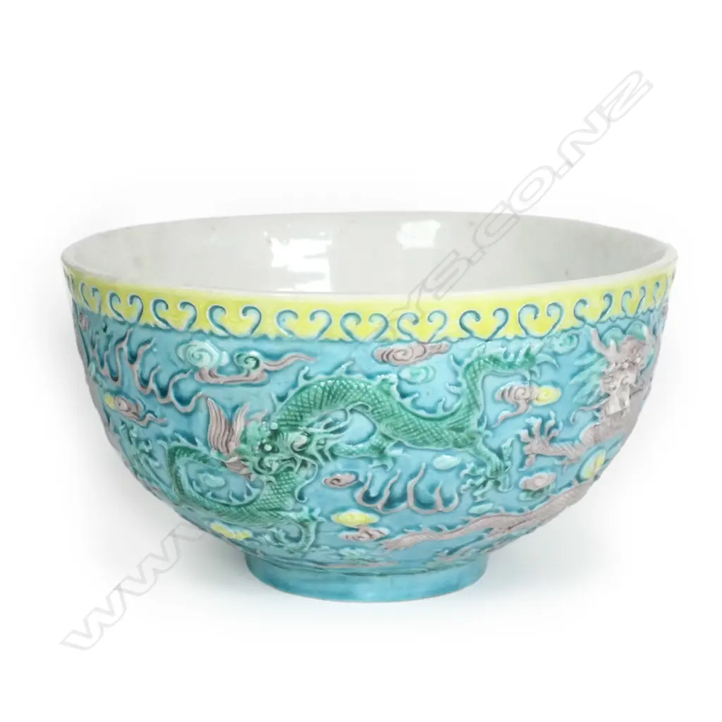 A Chinese porcelain dragon decorated bowl Image 1++