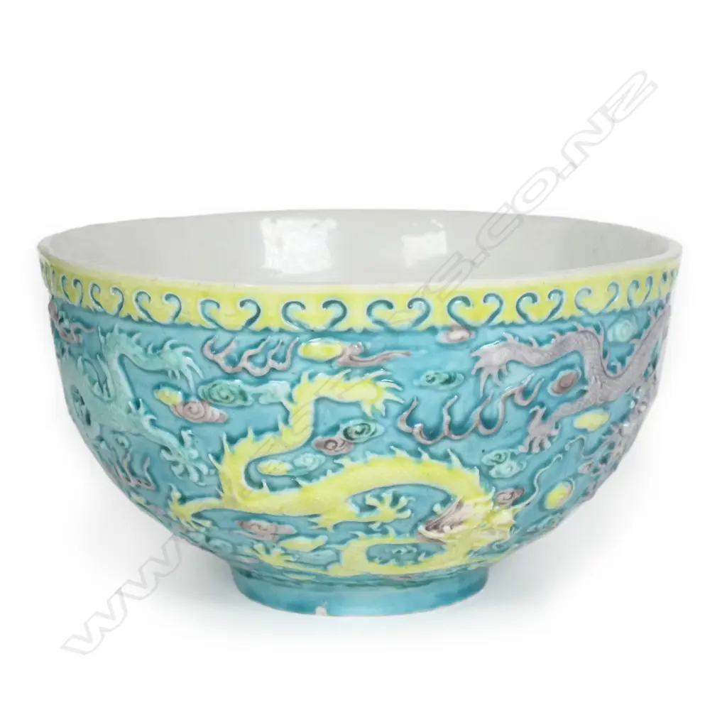 A Chinese porcelain dragon decorated bowl Image 1++