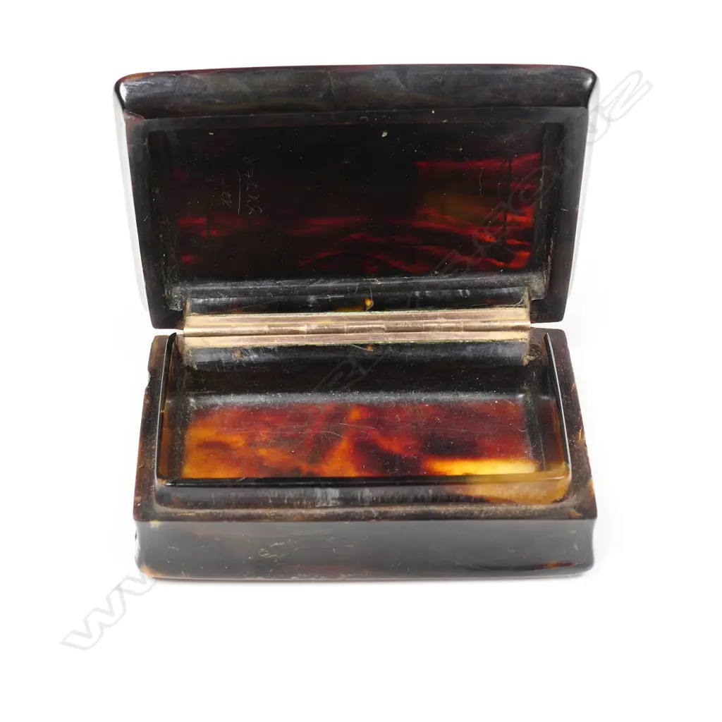 A fine 19thC tortoiseshell and gold inlaid snuff box - the lid set with plain gold cartouche framed by fine swags and small gold ribbed bars. Small flake chip to base corner. W.72mm. Image 1++