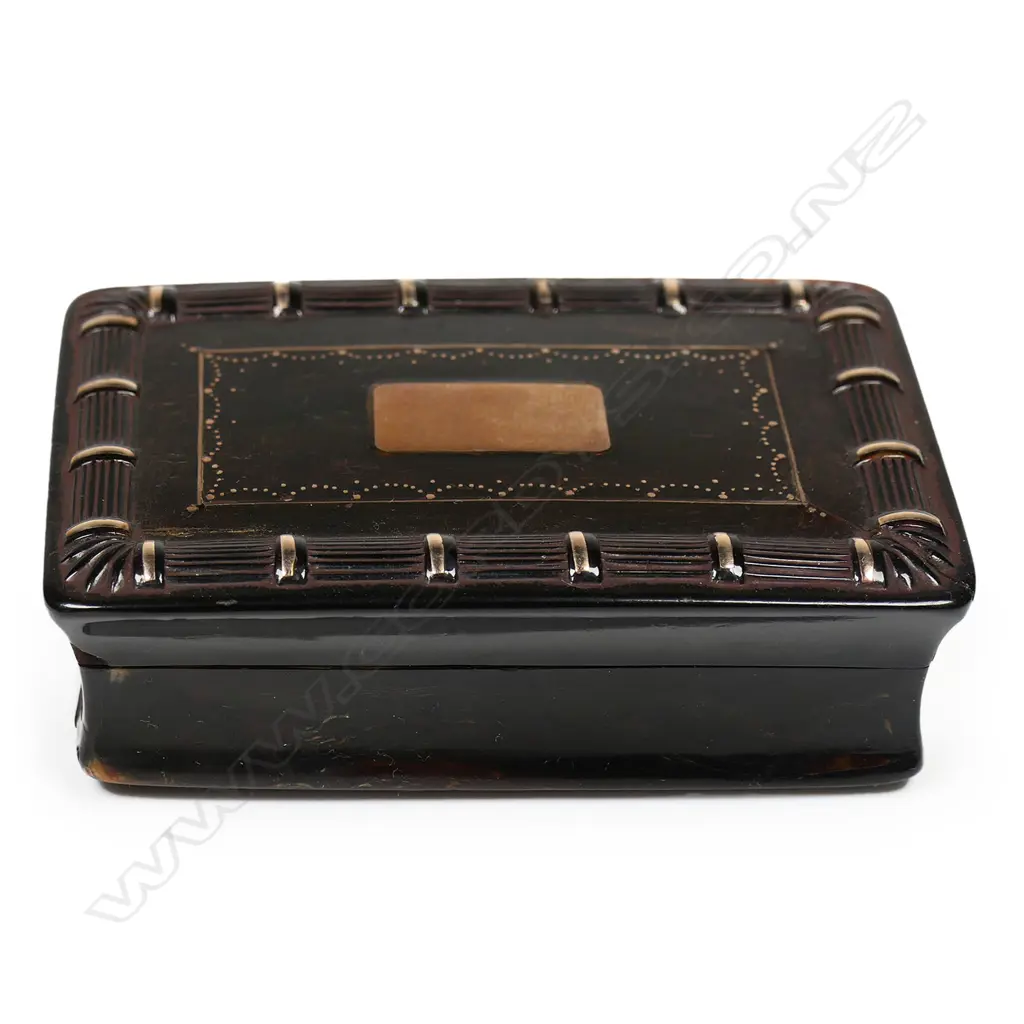 A fine 19thC tortoiseshell and gold inlaid snuff box - the lid set with plain gold cartouche framed by fine swags and small gold ribbed bars. Small flake chip to base corner. W.72mm. Image 1++