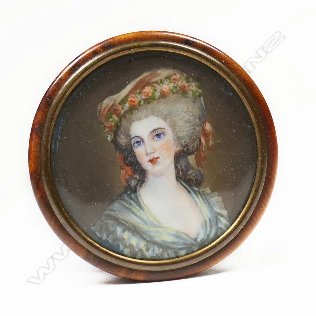A quality yew wood? portrait miniature lidded snuff box - the lid with a glazed finely hand painted portrait of a young lady in pleated green dress and roses to her hair. The box with tight knotted burrs and in good polish. Dia.75mm. Image 1++