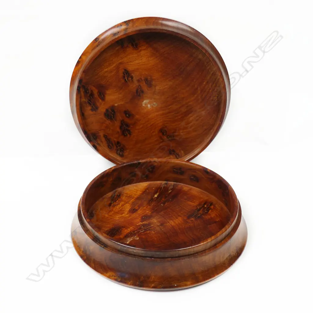 A quality yew wood? portrait miniature lidded snuff box - the lid with a glazed finely hand painted portrait of a young lady in pleated green dress and roses to her hair. The box with tight knotted burrs and in good polish. Dia.75mm. Image 1++