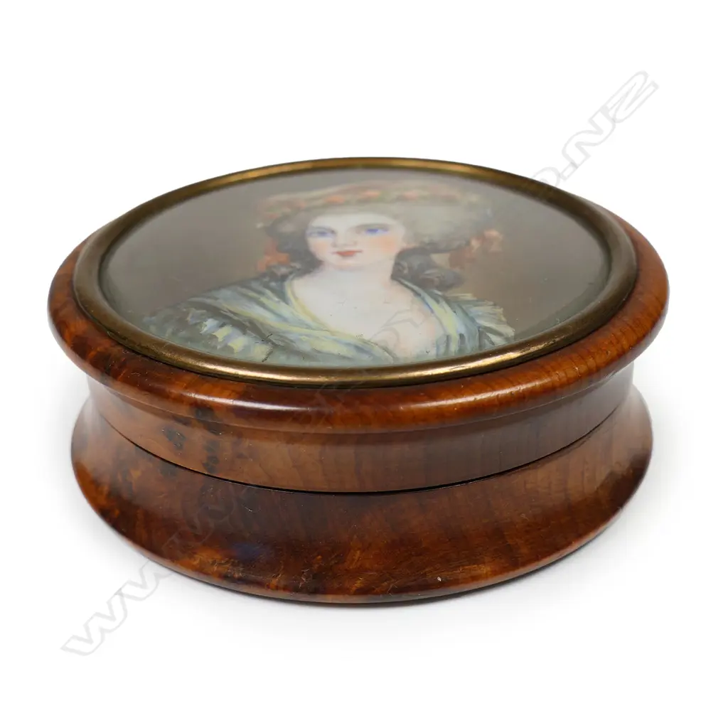 A quality yew wood? portrait miniature lidded snuff box - the lid with a glazed finely hand painted portrait of a young lady in pleated green dress and roses to her hair. The box with tight knotted burrs and in good polish. Dia.75mm. Image 1++