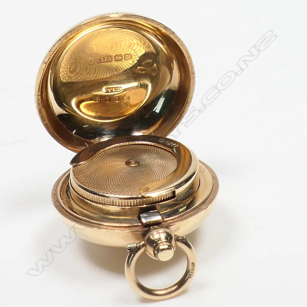 An early 1900s 9ct gold sovereign case - By Dennison Co., engraved initials to front. Birmingham 1911. 17gms. Image 1++