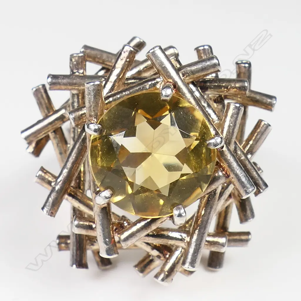 Peter Minturn (1937-2022) designer silver and citrine ring - a brutalist design as stacked rods supporting a solitaire circular facet cut citrine. Note: Peter Minturn is recognised as one of New Zealand's founding pioneer studio jewellers.Size approx N Image 1++