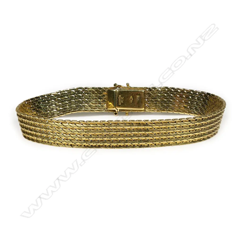 An 18ct gold bracelet - articulated mesh with push clasp and safety catch. 26gms. L.190mm. Image 1++