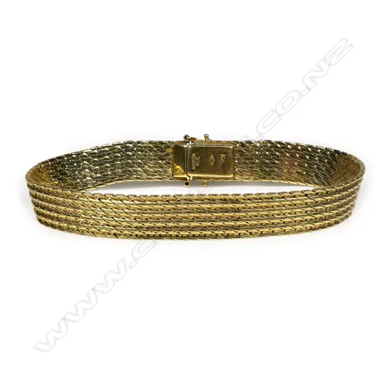 An 18ct gold bracelet - articulated mesh with push clasp and safety catch. 26gms. L.190mm.